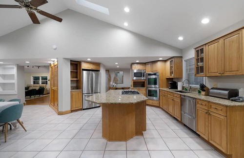 Town of Ramapo Casa | Spacious w/ Huge Yard, Pool, Fire Pit & Billiards