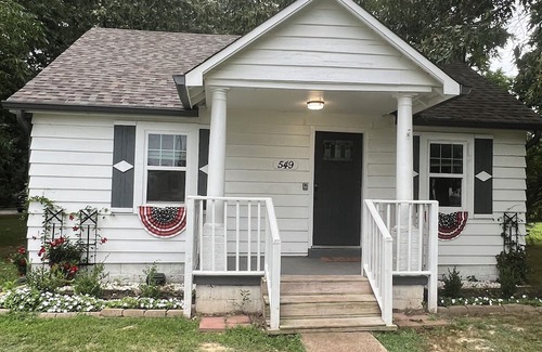 Collierville Casa | Collierville Cutie! Charming 3-bedroom /3 bath house, sleeps up to 9, spacious