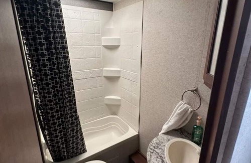 Cleburne Casa | Charming 2-bedroom caravan in delightful Cleburne with AC, WiFi