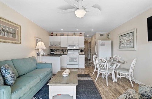 Palmetto Dunes Condominio | Beachfront resort condo on Hilton Head with balcony, bunks, and beach bar!
