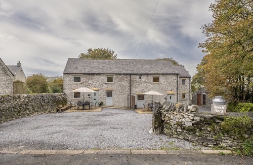 Taddington Cabaña | Beech Farm Barns is situated perfectly within the countryside of The Peak District.