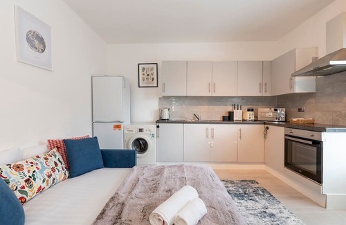East Acton Casa | Pass the Keys | 4-Bedroom Cottage in London - Sleeps 10 + Parking
