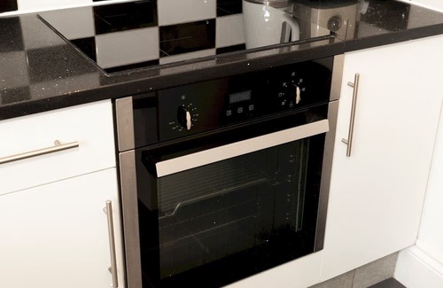 East Acton Casa | Pass the Keys | 4-Bedroom Cottage in London - Sleeps 10 + Parking