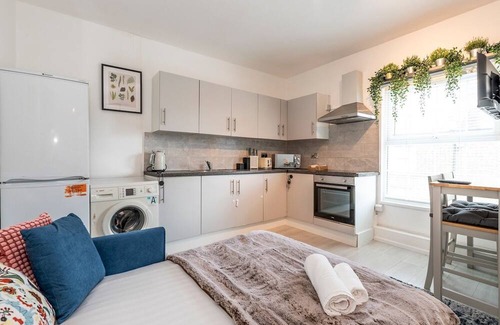 East Acton Casa | Pass the Keys | 4-Bedroom Cottage in London - Sleeps 10 + Parking