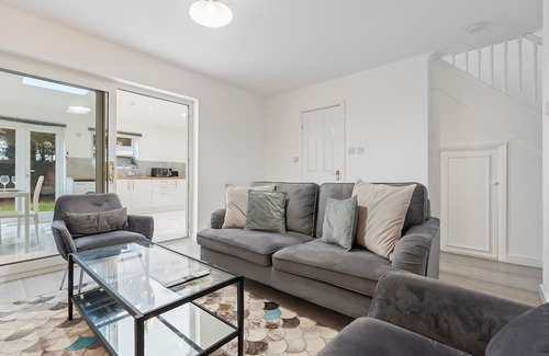 Little Holland Casa | Elegant 3 Bed Haven in Dartford