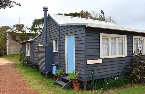 Windy Harbour Casa | Villa Varese is an original 1950's cottage that is 200metres from the beach.