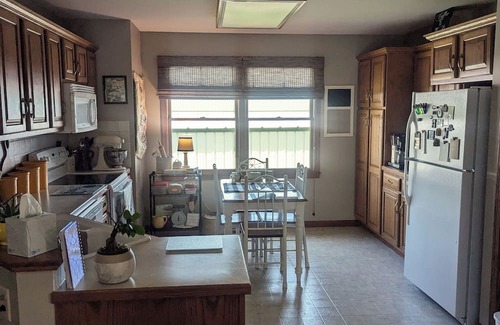 Hesston Casa | Meadow Lane Retreat Spacious 4-bedroom house in wonderful Hesston with AC, WiFi