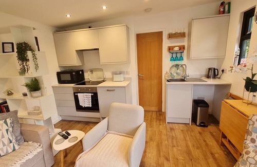 Botley Cabina | Botley Garden lodge, short walk to lots pubs and restaurants, train station.