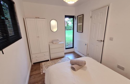 Botley Cabina | Botley Garden lodge, short walk to lots pubs and restaurants, train station.
