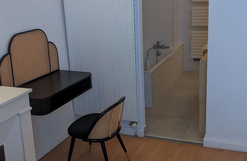 Le Thor Cama Y Desayuno | Chambre Voltaire, terrace on the banks of the Sorgue