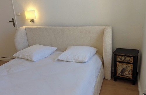 Le Thor Cama Y Desayuno | Chambre Voltaire, terrace on the banks of the Sorgue