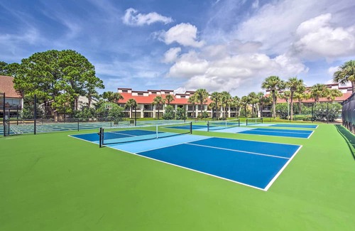 Panama City Beach Condominio | Pool & Beach Trolley Access: PCB Resort Condo!