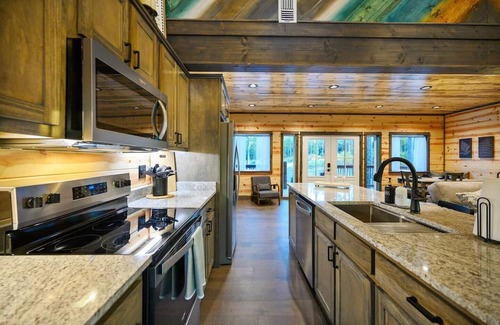 Pickens Cabina | Perfect for families, this new 2-story cabin on 1 acre sleeps 10