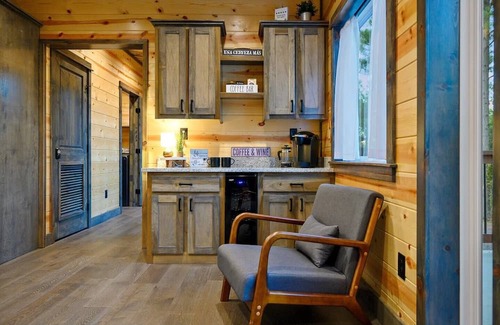 Pickens Cabina | Perfect for families, this new 2-story cabin on 1 acre sleeps 10