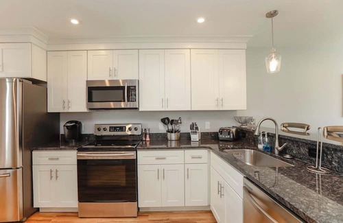 Chic's Beach Apartamento | Sojourn's Sea Views with Balcony Sleeps 6
