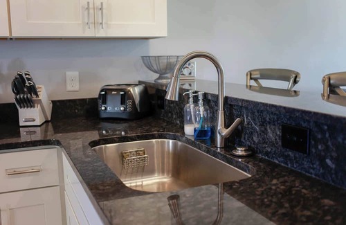 Chic's Beach Apartamento | Sojourn's Sea Views with Balcony Sleeps 6