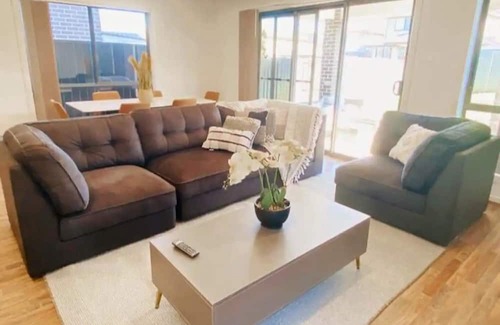 Kellyville Casa | Kellyville Adorable 5 Br Home near Parks & Shops