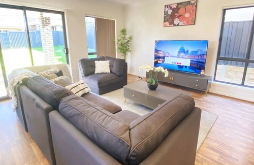 Kellyville Casa | Kellyville Adorable 5 Br Home near Parks & Shops