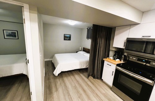 Northwest Calgary Casa | Amazing Location! 2 Bedroom Entire Basement Guest Suite - 8 min to YYC airport