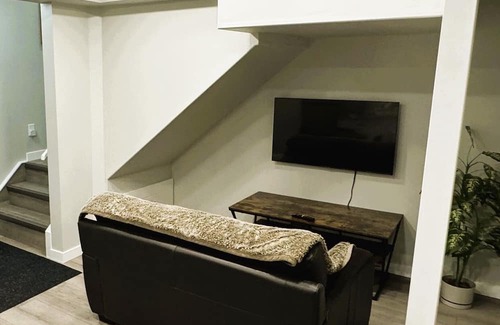 Northwest Calgary Casa | Amazing Location! 2 Bedroom Entire Basement Guest Suite - 8 min to YYC airport