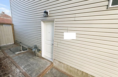 Northwest Calgary Casa | Amazing Location! 2 Bedroom Entire Basement Guest Suite - 8 min to YYC airport
