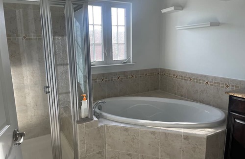 Burtonsville Casa | Charming 3-bedroom townhome in Burtonsville with a great view