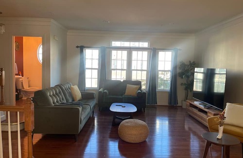 Burtonsville Casa | Charming 3-bedroom townhome in Burtonsville with a great view