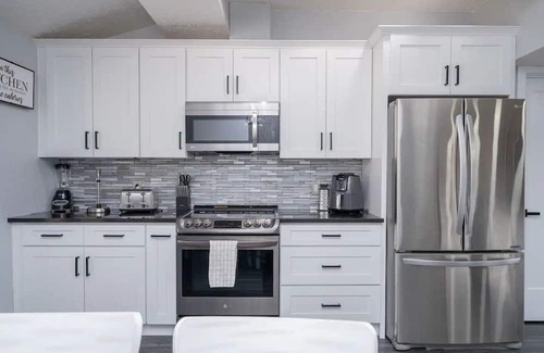 Lake Havasu City Casa | Modern Paradise, Pool, BBQ, Patio, Games, AC. Close to lake and entertainment