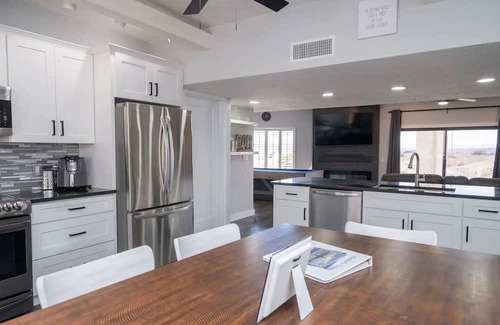Lake Havasu City Casa | Modern Paradise, Pool, BBQ, Patio, Games, AC. Close to lake and entertainment