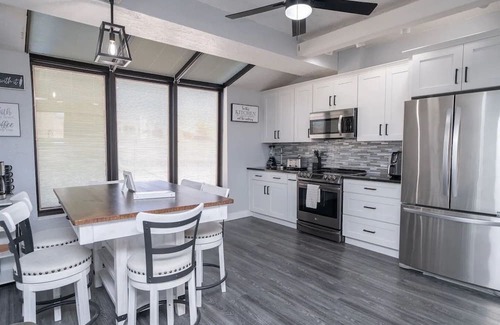 Lake Havasu City Casa | Modern Paradise, Pool, BBQ, Patio, Games, AC. Close to lake and entertainment