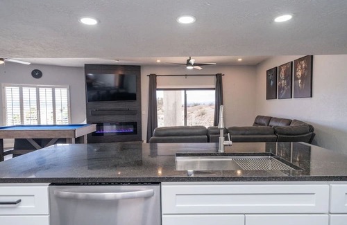 Lake Havasu City Casa | Modern Paradise, Pool, BBQ, Patio, Games, AC. Close to lake and entertainment