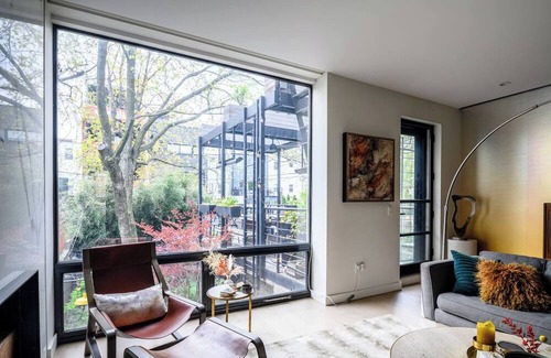 Crown Heights Apartamento | Pacific by Rove Travel | Duplex w/Deck & Backyard