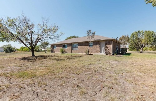 Oak Point Casa | Cozy 3BR Family Home with Large Yard, Sleeps 7