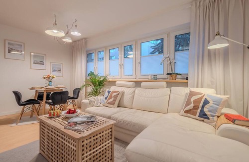 Rakowiec Apartamento | Charming Apartment Near Chopin Airport with Private Home Theater!