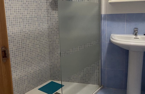 Puerto de Mazarron Apartamento | Accessible apartment 50 metres to beach ,large communal pool, sea view balcony
