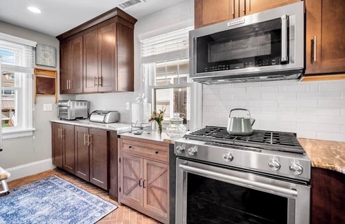 North End Casa | 5 bedrooms, Sleeps 12, steps to beach and boards with parking in the Gardens