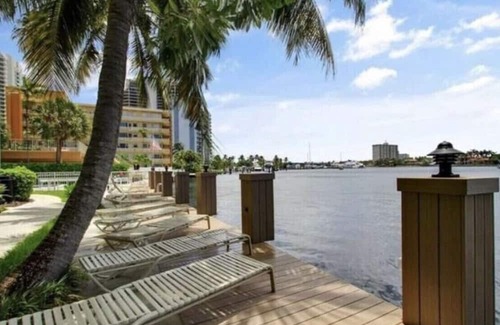 East Fort Lauderdale Condominio | Fort Lauderdale waterfront Cozy 2-bedroom condo on ICW, 1 block to beach