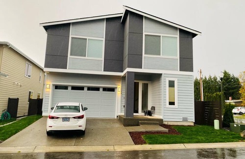 Kent Casa | Master Bedroom with attached Master Bathroom in a Brand new House for Rent