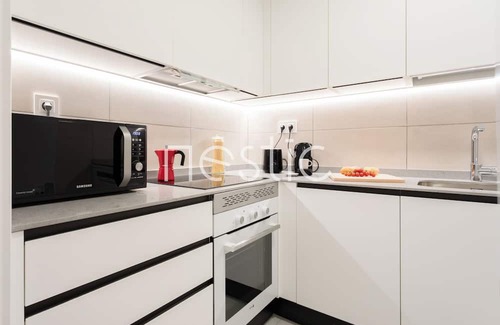 Trafalgar Apartamento | CLARAVAL: Apartment + Office Room in Chamberí