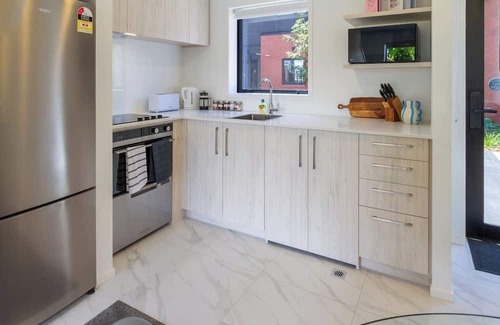 Henderson Casa | Conveniently Located 2BR Townhouse in West AKL