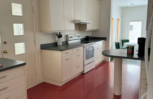 Saskatoon Downtown Casa | 5 minutes to downtown, University, Hospital, Cozy Gallery House on the River