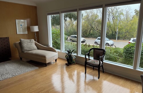 Saskatoon Downtown Casa | 5 minutes to downtown, University, Hospital, Cozy Gallery House on the River