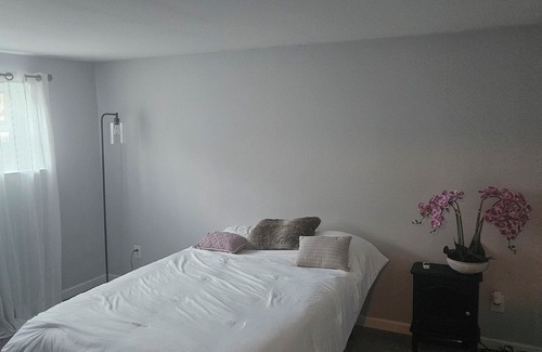 Lindenwold Casa | Charming bedroom with WiFi and AC in Somerdale next to transportation to Philly