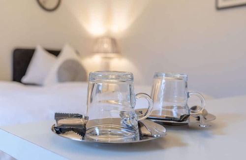 Livingston Cabina | The Orchid Suite room with garden views