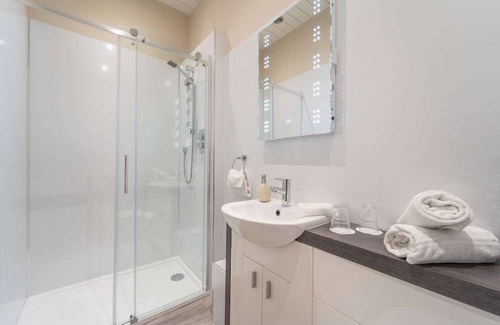 Livingston Cabina | The Orchid Suite room with garden views
