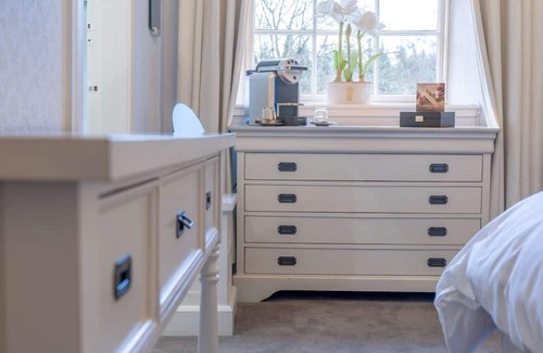 Livingston Cabina | The Orchid Suite room with garden views