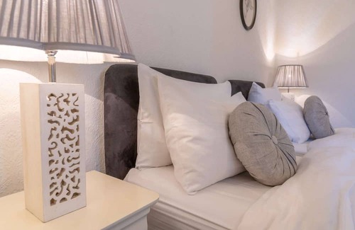 Livingston Cabina | The Orchid Suite room with garden views