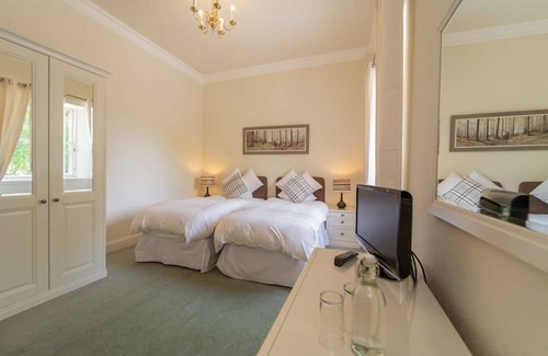 Livingston Cabina | This spacious twin room, located on the first floor, boasts relaxing neutral decor,