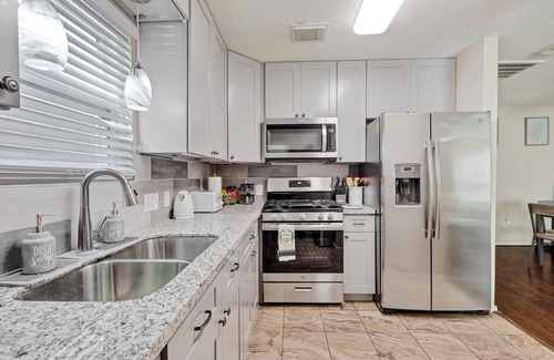 Greater Third Ward Casa | Charming 3 br house with WiFi, AC in enjoyable HoustonnNear NRG stadium/downtown