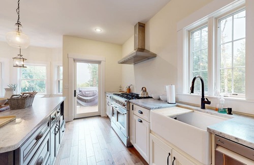 Sandwich Casa | NEW BUILD! Mountain views, minutes from Squam's Sandwich Beach and boat ramp!